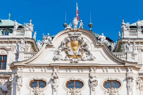 25 MARZO 2017, VIENA, AUSTRIA: Detalles arquitectónicos y estatuas que decoran la fachada del Palacio del Belvedere en el centro de Viena — Foto de Stock