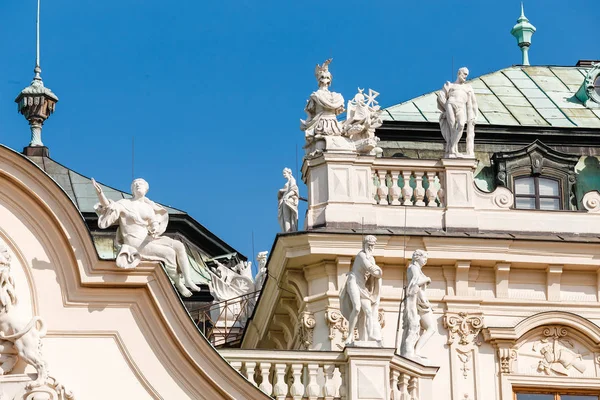 25 MARZO 2017, VIENA, AUSTRIA: Detalles arquitectónicos y estatuas que decoran la fachada del Palacio del Belvedere en el centro de Viena — Foto de Stock