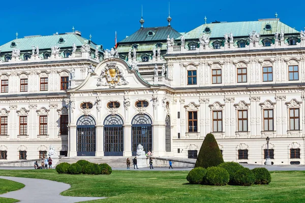 25. března 2017, Vídeň, Rakousko: panoramatický pohled na slunečný den dominantou paláce Belvedere ve Vídni — Stock fotografie