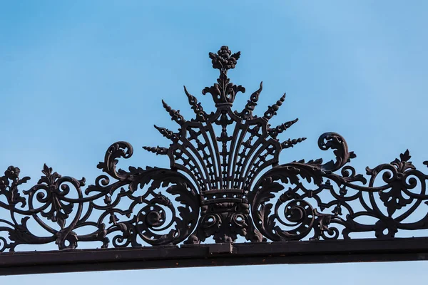 Portões bonitos com esculturas de Leões no Palácio Belvedere — Fotografia de Stock