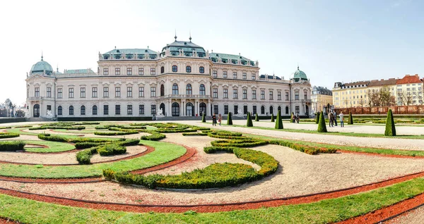 25 MARZO 2017, VIENA, AUSTRIA: Castillo Belvedere con parque barroco en Viena — Foto de Stock