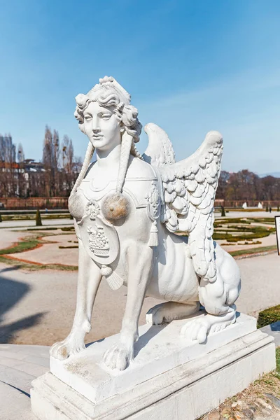 Estatua de esfinge en el palacio Belvedere de Viena, Europa architec — Foto de Stock