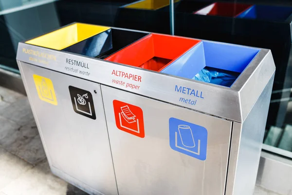 Different Colored Bins For paper, plastic and metal, Recycle concept — Stock Photo, Image