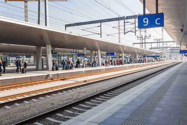 Vienna, Avusturya - 29 Ağustos 2015: Tren şehir merkezi Viyana'da metro istasyonu için bekleyenler. — Stok fotoğraf