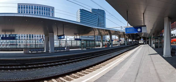 25. března 2017, Vídeň, Rakousko: železniční stanice v příměstské vlakové nádraží s vlaky a lidí na nástupišti — Stock fotografie