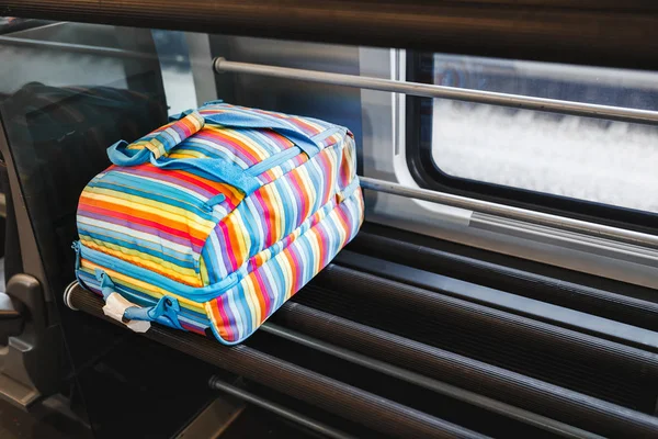 Barevné tašky v zavazadlovém prostoru vlaku s kopií prostoru pro text — Stock fotografie