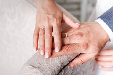 Yeni evli çift elle alyans