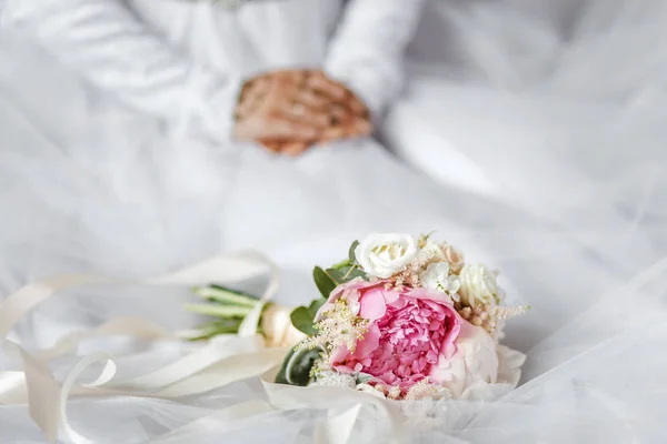 Manos de novia con peonía ramo de flores de la boda . — Foto de Stock