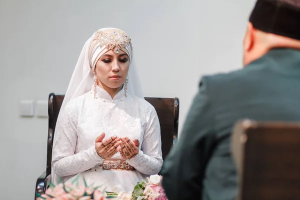 Islamskim kobieta w sukni ślubnej, modląc się w Meczet z Mułła — Zdjęcie stockowe
