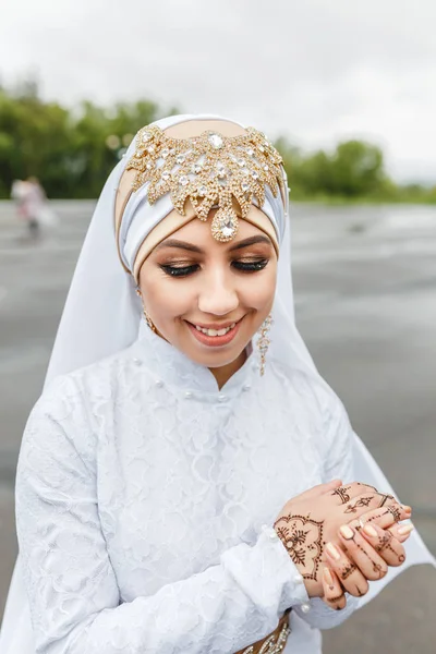 Szczęśliwa Panna Młoda islamski hidżab orientalne biały szalik i muzułmańskich biżuteria ozdoby podczas ceremonii ślubnej nikah — Zdjęcie stockowe