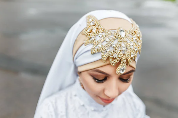 Glückliche islamische Braut in weißem orientalischem Hijab-Schal und muslimischen Schmuckdekorationen während der Nikah-Hochzeitszeremonie — Stockfoto