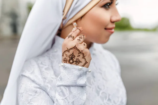 Affascinante sposa araba musulmana in abito da sposa nikah e velo hijab, primo piano su gioielli e orecchini — Foto Stock