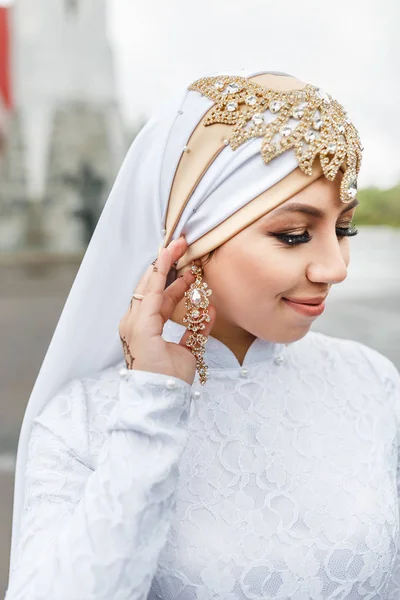 Felice sposa islamica in bianco orientale sciarpa hijab e decorazioni gioielli musulmani durante la cerimonia di nozze nikah — Foto Stock