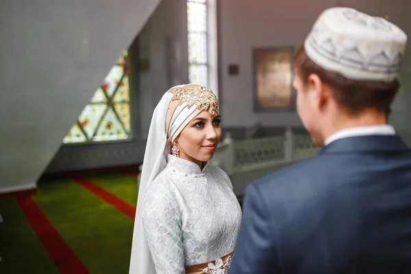 穆斯林的 nikah 婚礼的一对夫妇在清真寺 — 图库照片