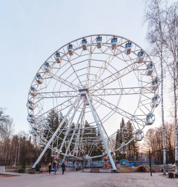 29 Nisan 2017, Ufa, Rusya Federasyonu: Modern dönme dolap şehir Park üzerinde mavi gökyüzü