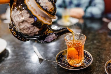 Kafede su ısıtıcısı ile geleneksel Türk çay içme