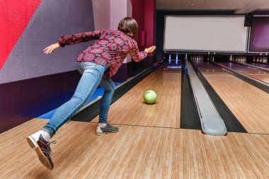 Bir kadın bir bowling Club bir grev knocking umuduyla yolda bir topu atar
