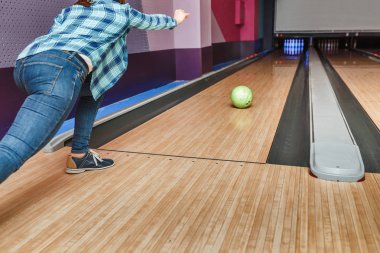 Bir kadın bir bowling Club bir grev knocking umuduyla yolda bir topu atar