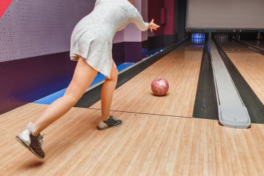 Bir kadın bir bowling Club bir grev knocking umuduyla yolda bir topu atar