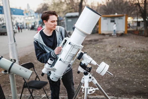 29 Nisan 2017, Ufa, Rusya Federasyonu: insanlar gelir yıldızlar ve yerel amatör gökbilimciler tarafından monte edilmiş bir profesyonel teleskop aydaki bakmak için — Stok fotoğraf