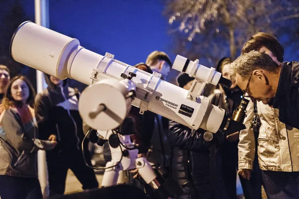 2017 年 4 月 29 日、ウファ、ロシア: 星とローカルのアマチュア天文学者によってマウントされているプロの望遠鏡で月を見ていく人も — ストック写真