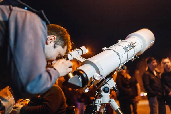 29 April 2017, Ufa, Ryssland: människor kommer att titta på stjärnorna och månen i en professionell teleskopet monteras av lokala amatörastronomer — Stockfoto
