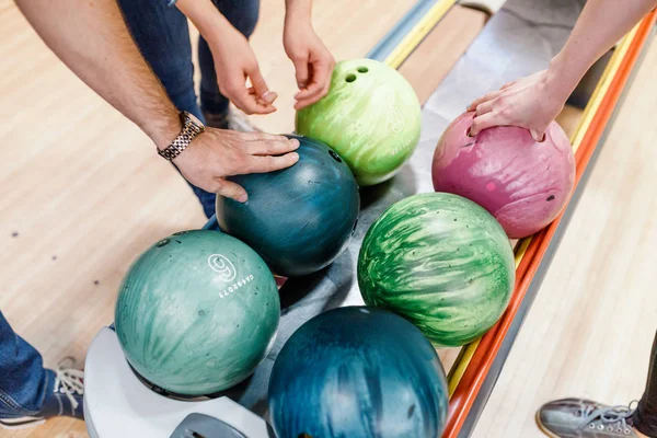 Набір яскравих барвистих кульок для боулінгу, які чекають гравця — стокове фото