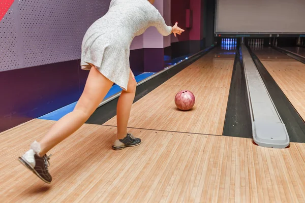 Žena v bowling Clubu hází míč na cestě v naději, že klepání se stávka — Stock fotografie