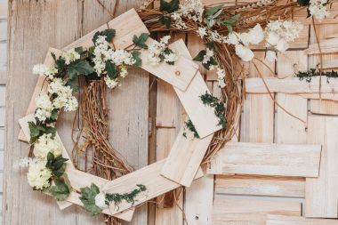 Ahşap panoları ve çiçeklerle rustical arka plan