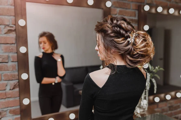 Attractive young brunette woman with beautiful hairstyle with hair detail accessory, closeup rear view — Stock Photo, Image