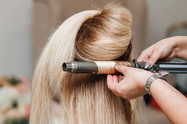 女人美发师发型在美容院使用铁卷发器 — 图库照片