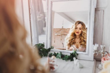 Aynaya bakarak boudoir kadında lüks