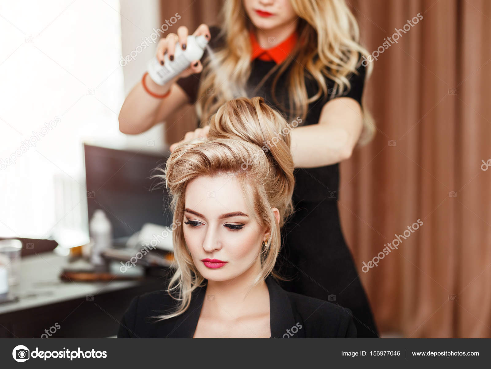 Cabeleireiro Com Cliente No Salão De Beleza . Foto de Stock