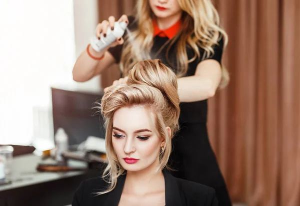 Cabeleireiro profissional usando spray de cabelo no cliente cabelo mulher de negócios no salão de beleza — Fotografia de Stock
