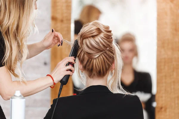 Empresária senhora chefe no salão de beleza fazendo hairdress e olhando para o espelho — Fotografia de Stock