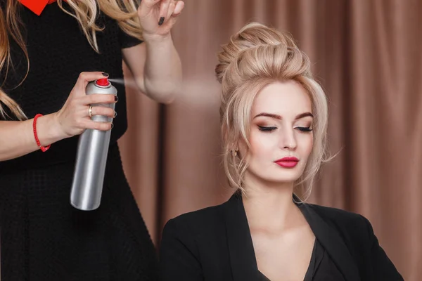 Professioneller Friseur mit Haarspray auf Kundin Geschäftsfrau Haar im Schönheitssalon — Stockfoto