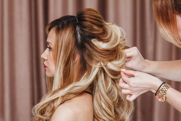 Menina loira bonita com cabelo longo fazendo um hairdress noite profissional em um salão de beleza — Fotografia de Stock