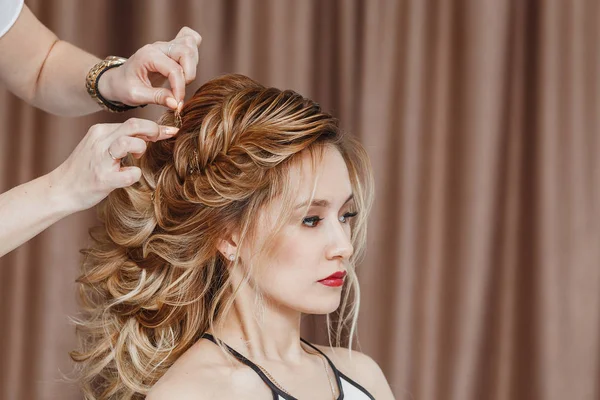 Menina loira bonita com cabelo longo fazendo um hairdress noite profissional em um salão de beleza — Fotografia de Stock