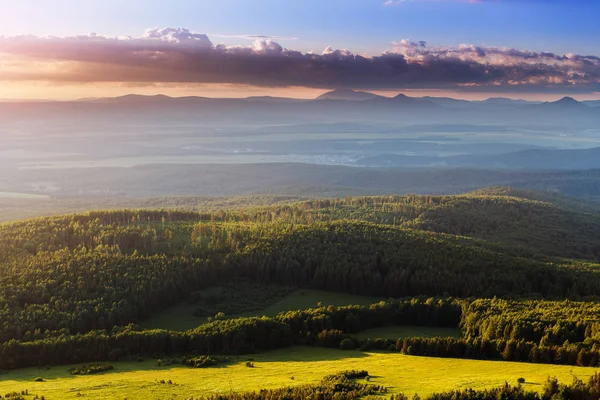 Silhuetas das colinas ao pôr-do-sol em Ural, Rússia — Fotografia de Stock