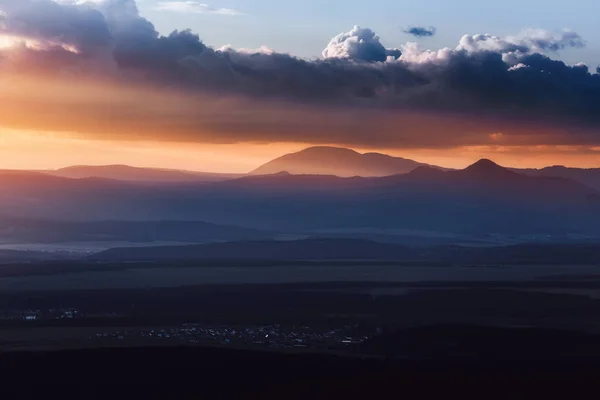 Siluetter av berget kullar vid solnedgången i Ural, Ryssland — Stockfoto