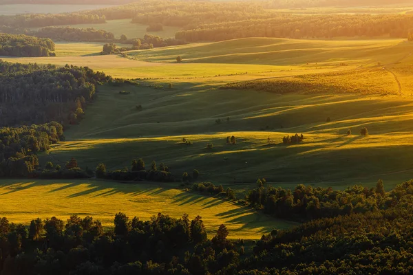 Veduta aerea del paesaggio rurale al tramonto con prato verde, concetto agricolo — Foto Stock