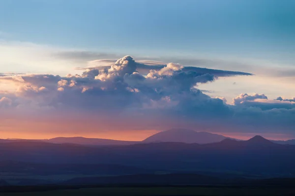Silhouette delle colline di montagna al tramonto in Ural, Russia — Foto Stock