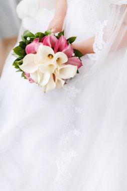Yakın çekim düğün buket çiçek calla ile tutarak bir gelin