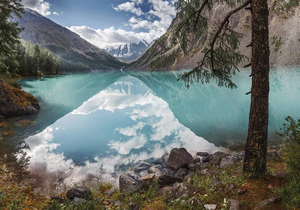 Známé krásné tyrkysové jezero Shavla v pohoří Altaj, Rusko — Stock fotografie