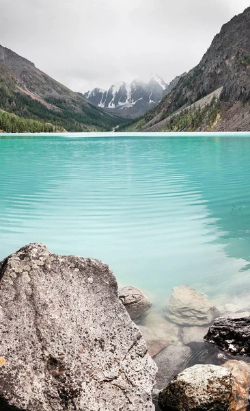 El famoso lago turquesa Shavla en las montañas de Altai, Rusia — Foto de Stock