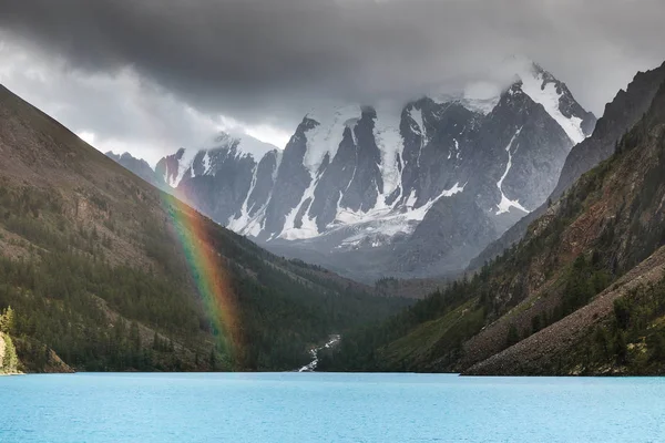 Алтайский горный ландшафт с лесом и радугой — стоковое фото