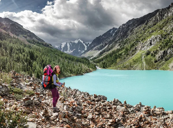 Περιπέτειας backpacking γυναίκα απολαμβάνοντας θέα του μαγευτικού βουνού μπλε λίμνη Αλτάι — Φωτογραφία Αρχείου