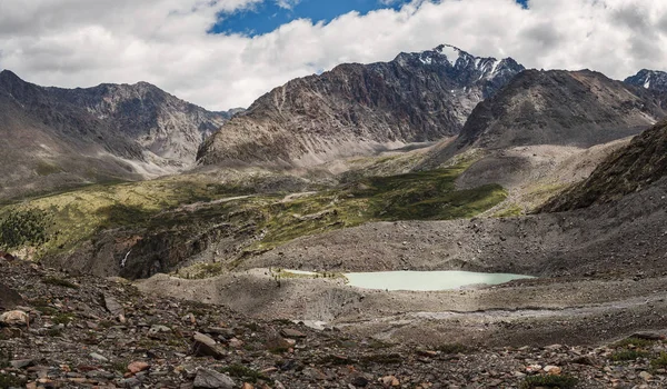 Lago de montaña de Altai entre campo de piedra — Foto de Stock