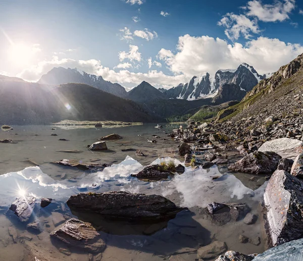 Altaj horské jezero mezi kamenné pole — Stock fotografie