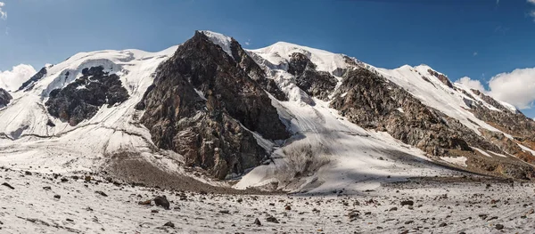 Altas montañas con rocas y un glaciar en el Altai, Cordillera Chuychkiy — Foto de Stock